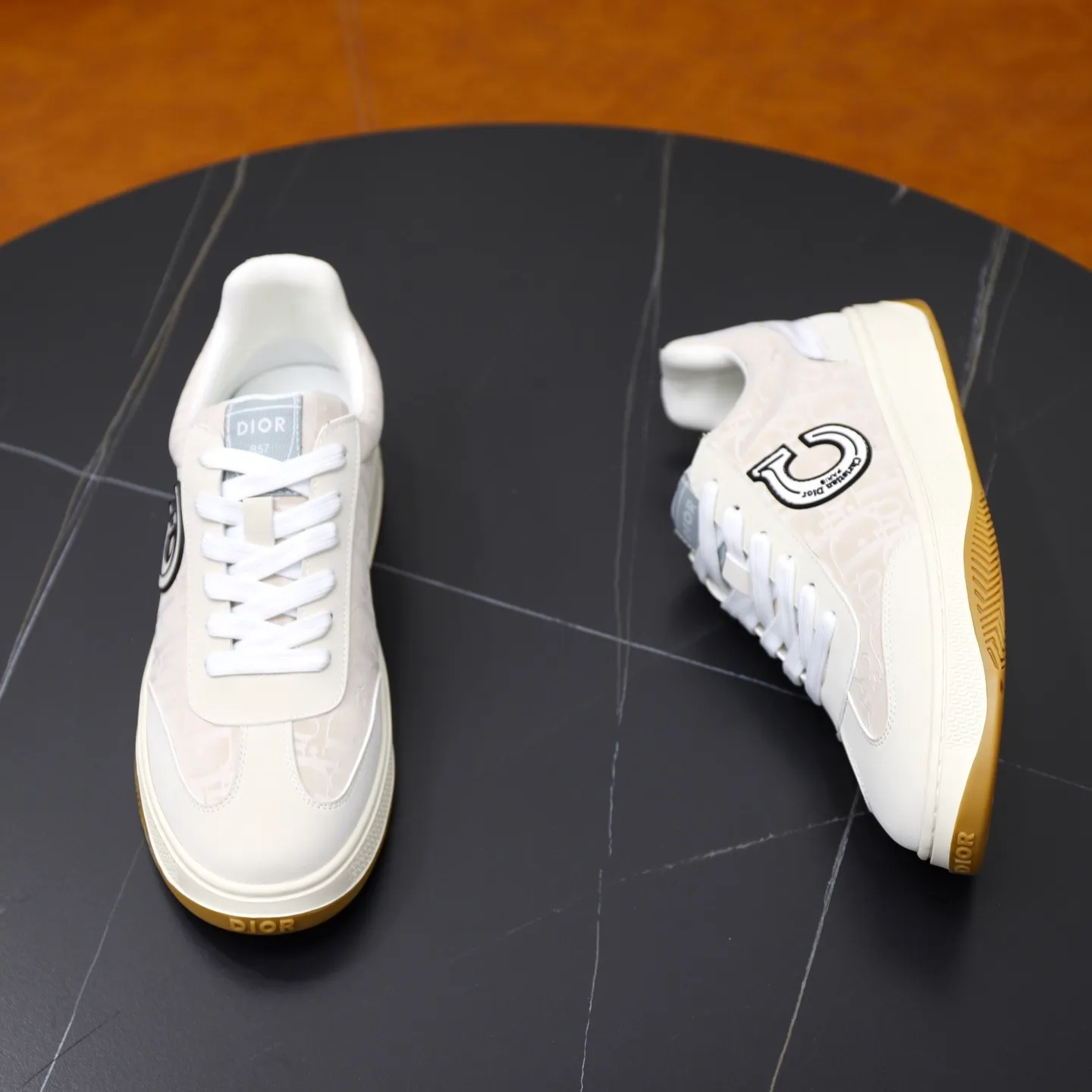 Ex-factory price: 400💰🙅‍♂️🙅‍♂️🙅‍♂️ Brand: Dior DIOR Standard code: 38-44 (45 customized) Grade: Same as the official website Material: Original cowhide material spliced with brand cloth Comfortable and breathable lining Lightweight and wear-resistant sports outsole Style category: Men's fashion casual shoes Running sports shoes Distinguished luxury brand elements Top luxury color: actual picture color